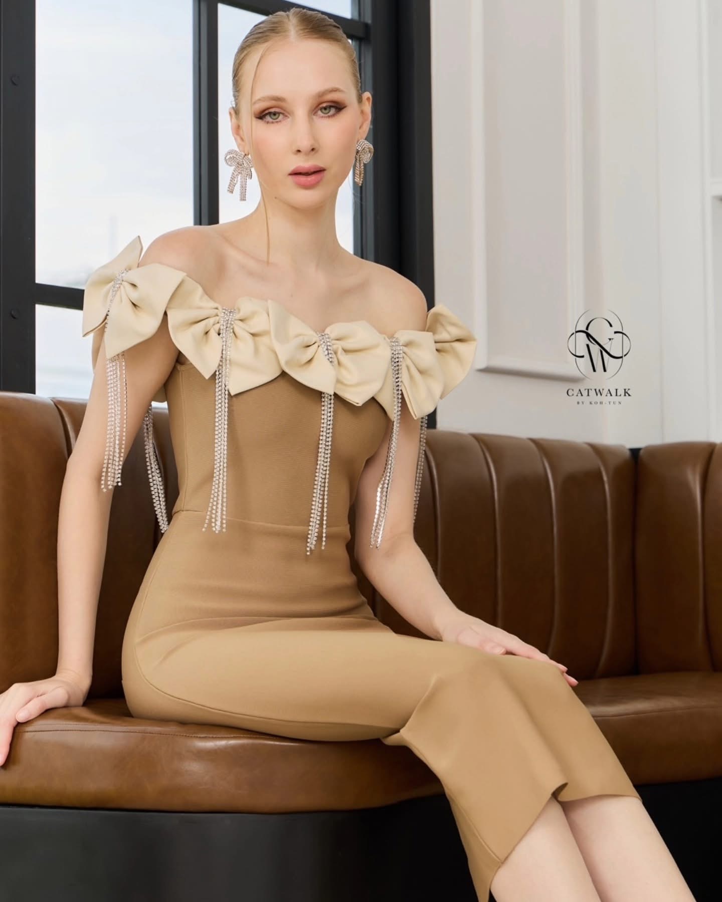 เดรสแต่งโบว์+สร้อยเพชร ตัวชุดเป็นผ้ายืดเนื้อหนาเก็บทรงสวย เพิ่มความหรูหราด้วยโบว์รอบไหล่ แต่งด้วยสร้อยเพชรตรงกลางโบว์ย้อยระย้าสวยมาก ใส่สบาย : สินค้าคุณภาพ (พร้อมส่ง)