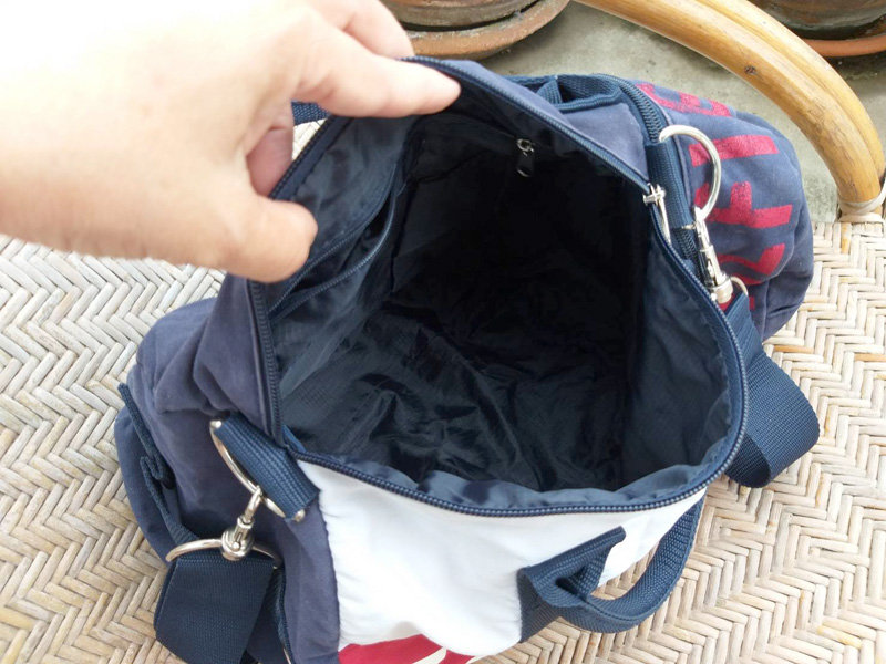 กระเป๋าทรงหมอน TOMMY ใบย่อมๆ น่ารัก