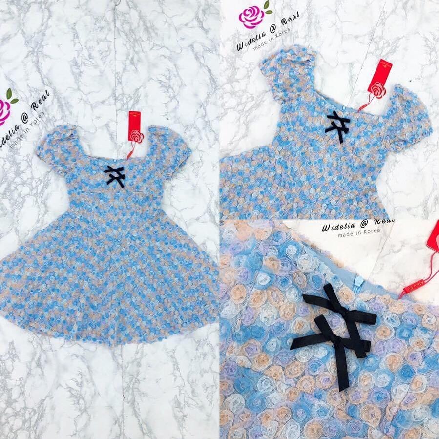 มินิเดรสแขนพอง คอเหลี่ยมแสนสวย รุ่นนี้น่ารักมากแม่ เนื้อผ้าดอกไม้ป๊อปอัพอย่างดี ช่วงอกแต่ง โบว์ดำ ช่วงกระโปรงทรงบานๆดูน่ารักไปอีก รุ่นนี้งานสวย ทรงเป๊ะ สินค้าคุณภาพ (พร้อมส่ง)