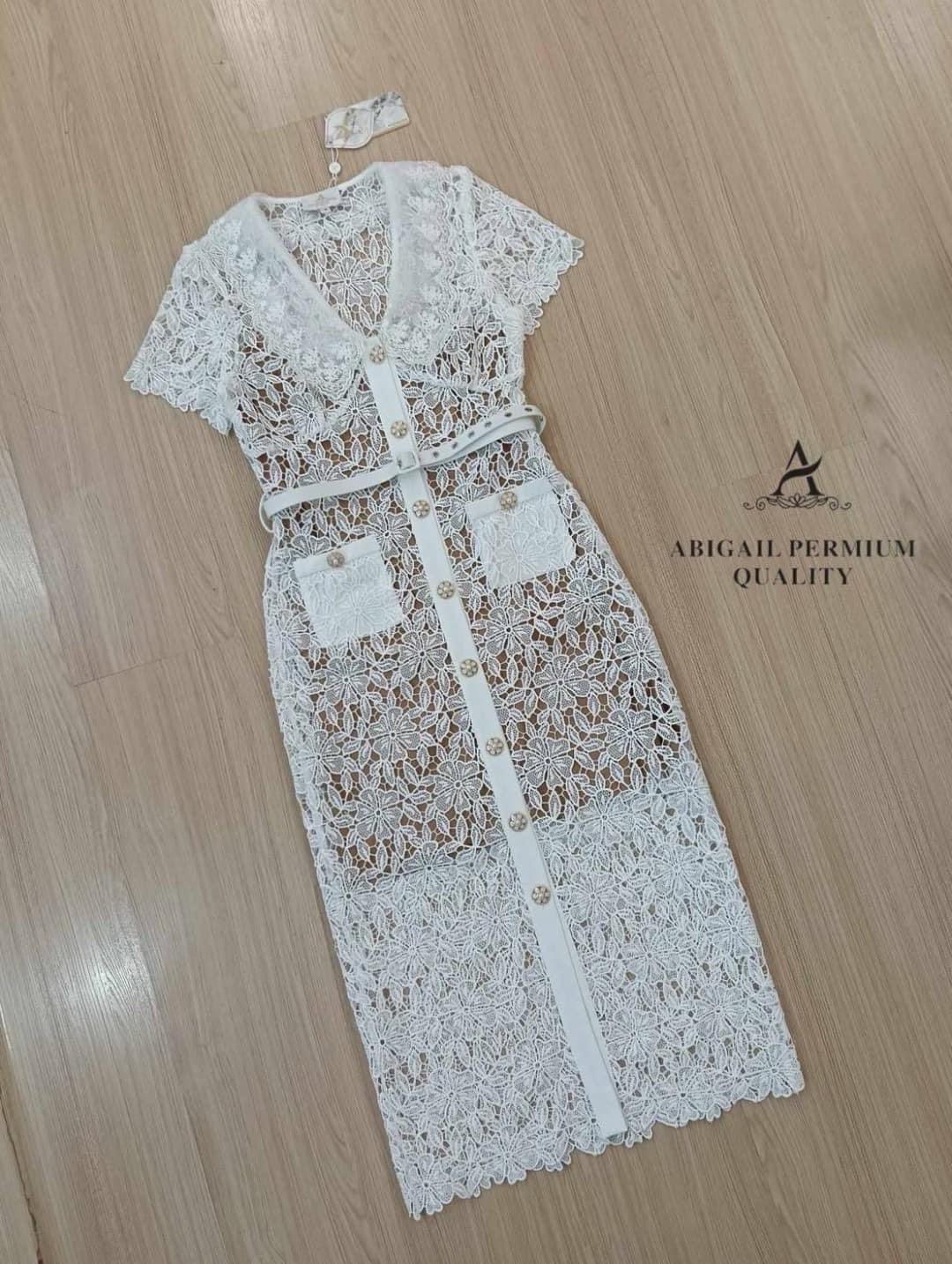 เดรสยาวใบเฟิร์นผ้าลูกไม้ทอเกรด พรีเมียม ซับในสีเนื้อผ้าหนาอย่างดี งานกระดุม ด้านหน้าเพื่อให้ง่ายต่อการสวมใส่ มาพร้อมกับ เข็มขัด ทรงสวยพอดีตัว ใส่สบาย : สินค้าคุณภาพ (พร้อมส่ง)