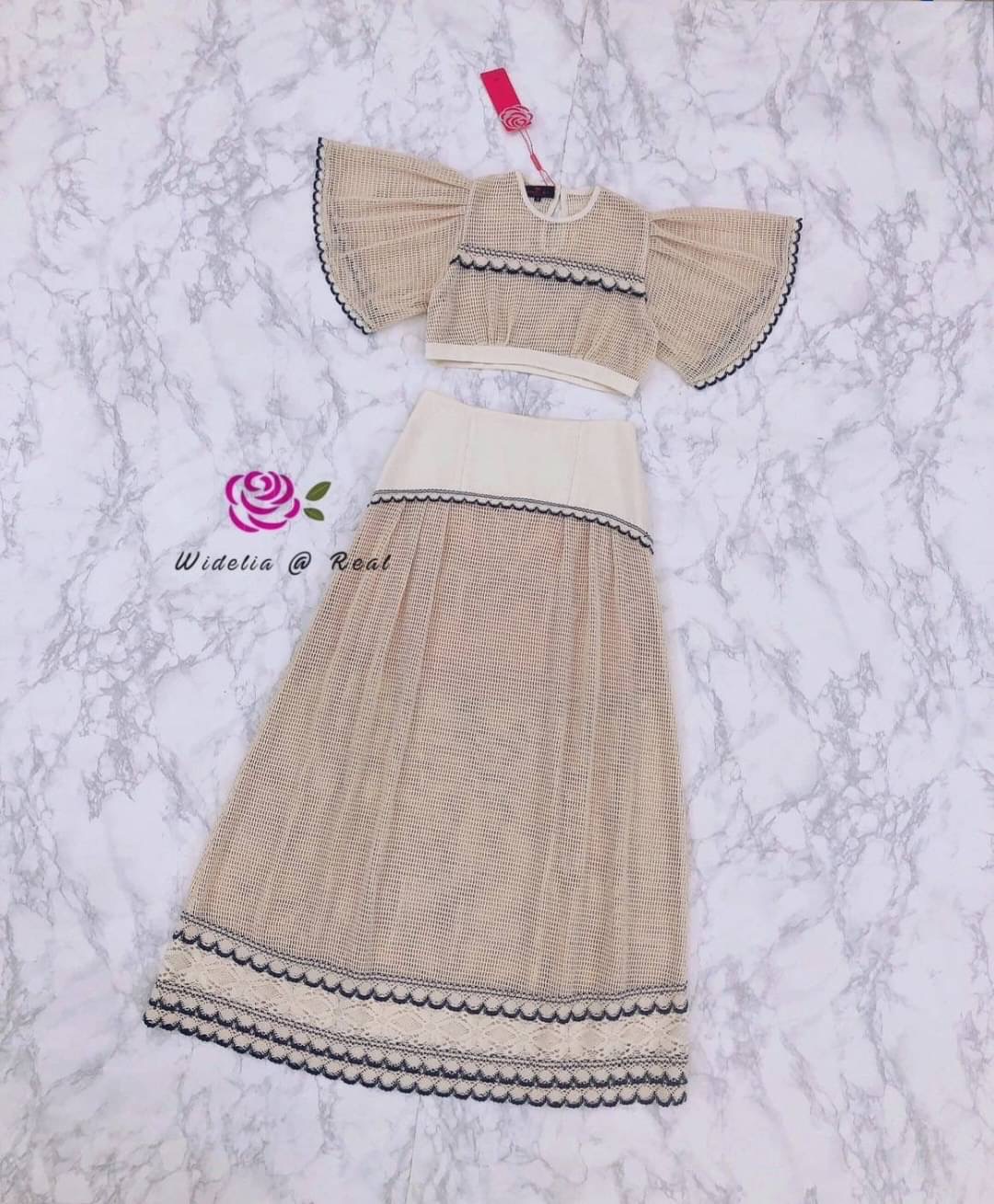 Set ::เซตเสื้อแขนบานตัวสั้นสวยทรงดี มีกิมมิคแต่งแถบลูกไม้สวย มาเข้าชุดกับกระโปรง ทรงเอบานงานเนื้อผ้าสวยเก๋: สินค้าคุณภาพ (พร้อมส่ง)