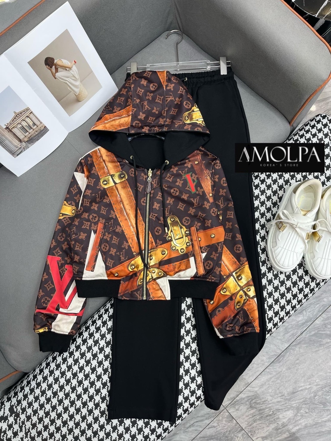 SET JACKET LV งาน Hiend ใส่ได้ทั้ง 2 ด้าน เนื้อผ้าดีม๊ากกกก ผ้าใส่สบายมากกกก ห้ามพลาดเลยนะคะ ใส่สบายสุดๆ : สินค้าคุณภาพ (พร้อมส่ง)