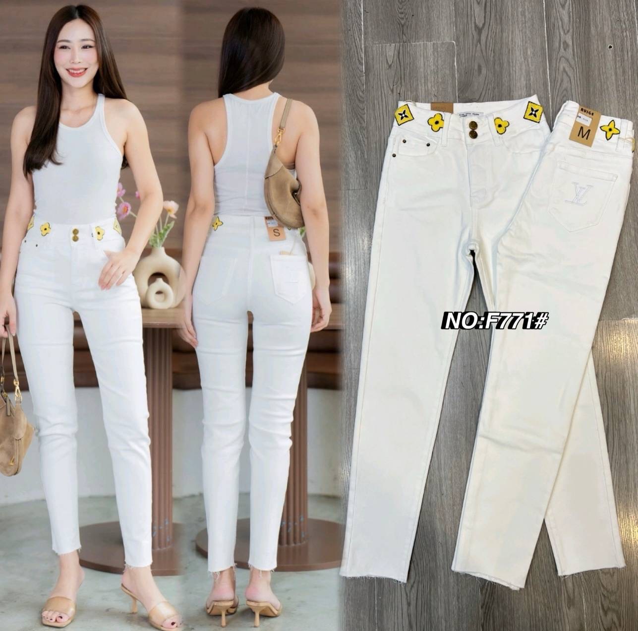 กางเกงยีนส์สีขาวรุ่นใหม่มาแล้วคะ เอวสูง ขอบเอวหนาแต่งกระดุม 2 เม็ด ดีเทลขอบเอว หน้า-หลัง มีปักลายLV ดูแพงสุดๆ ใส่สบาย : สินค้าคุณภาพ (พร้อมส่ง)