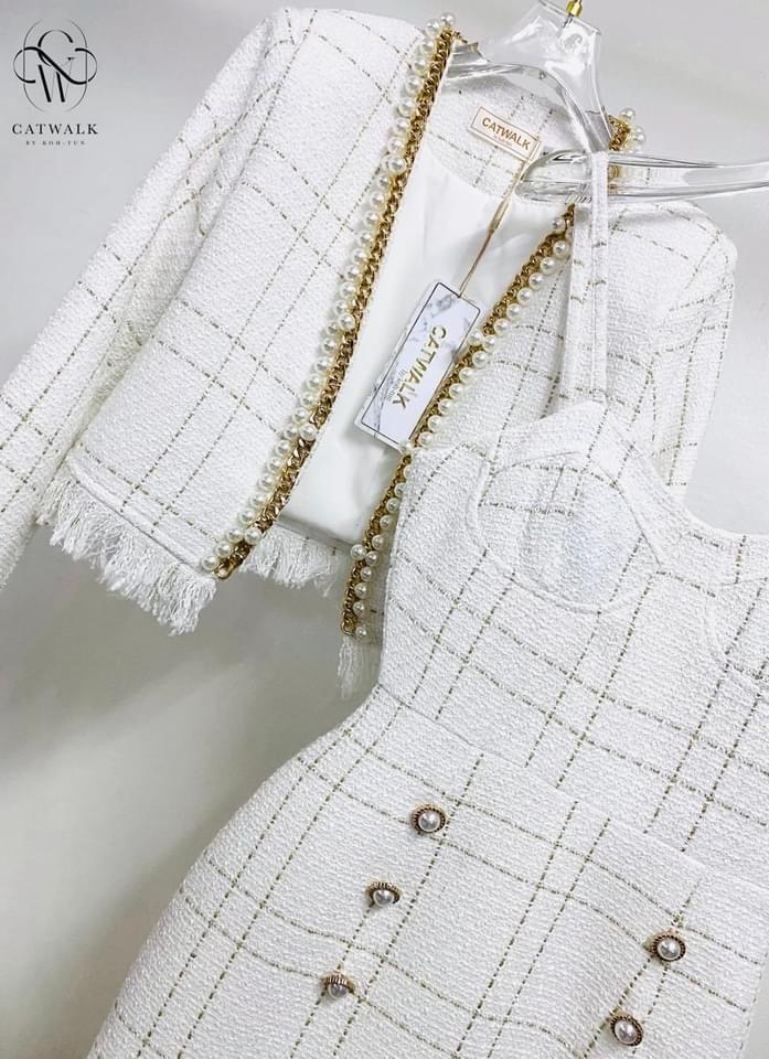 เซตเดรส สายเดี่ยวเสื้อคลุมผ้าทวีตแต่งมุก เนื้อผ้าทวีต เกรดเอ ทอเป็นลายดูโดดเด่นสุดๆ ตัวชุดเป็น ทรงเข้ารูป ใส่สบาย สินค้าคุณภาพ (พร้อมส่ง)