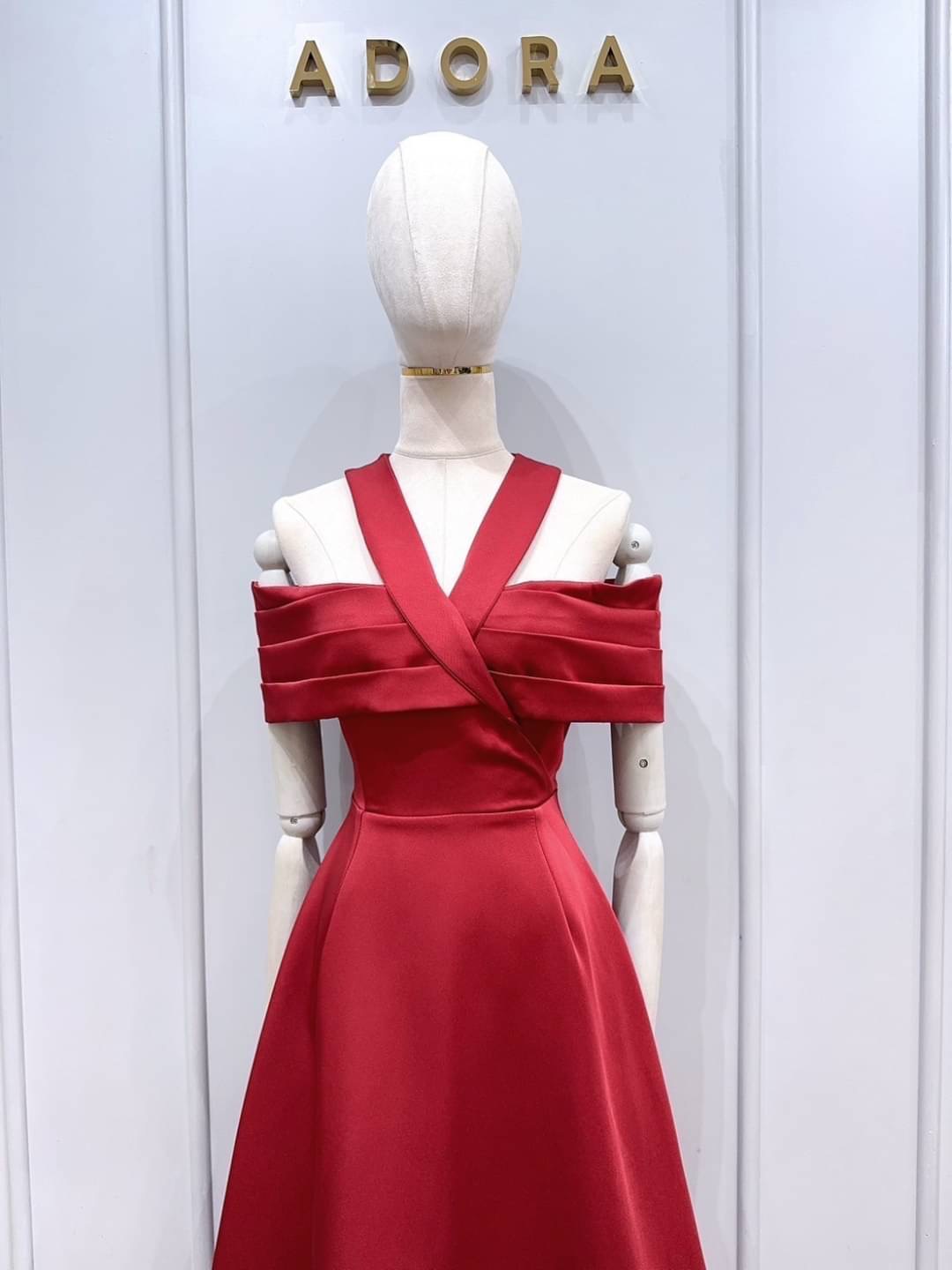 แม๊คซี่เดรสดีไซน์คอวีแบบไขว้แต่งดีเทลจับจีบช่วงอกกระโปรงทรงเอาบานสวิง ตัวเดรสใช่เนื้อผ้าเกรดพรีเมี่ยม มีน้ำหนักทิ้งตัวสวยๆ มีซับใน เป็นงานซิปหลัง ใส่สบาย : สินค้าคุณภาพ (พร้อมส่ง)