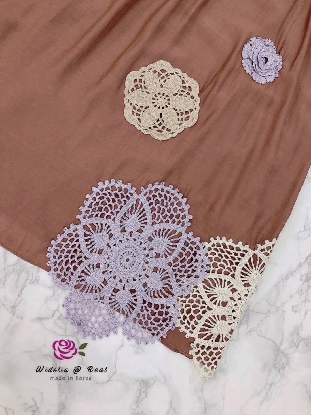 Dress เดรสแขนยาวแสนสวย งานถักดอกไม้แล้วมาเย็บปักลงบนชุด ใส่สบาย : สินค้าคุณภาพ (พร้อมส่ง)