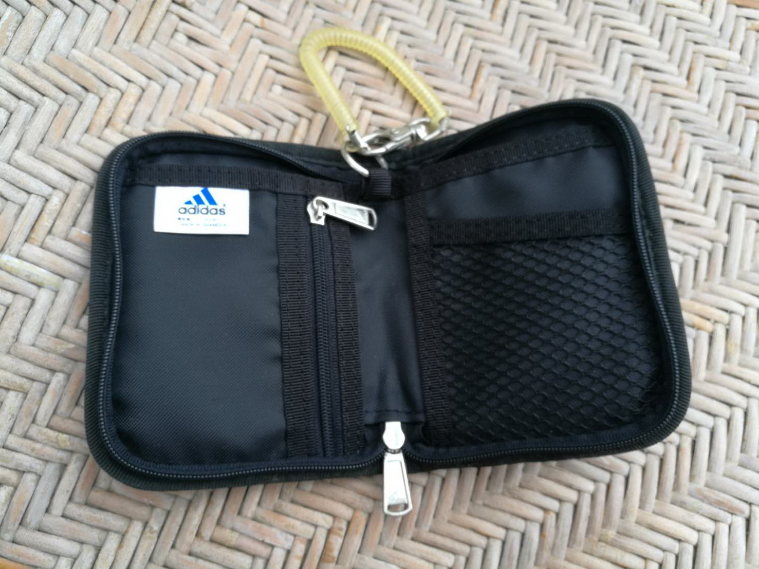 กระเป๋าสตางค์ adidas มีตะขอเกี่ยวเอวกางเกง (ของใหม่)