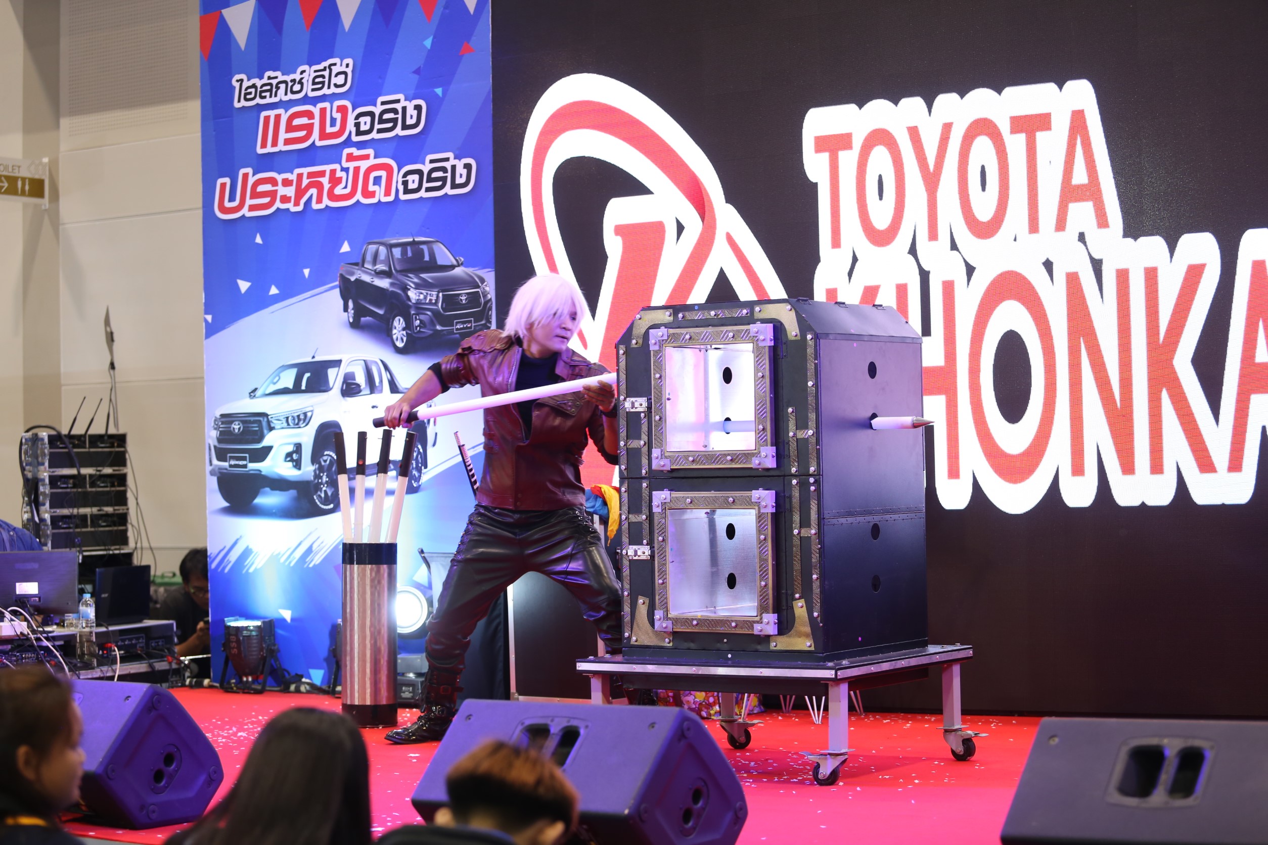 มายากล นักมายากล การแสดง โชว์ Magic Show "งาน HILUX REVO FESTIVAL 2019" 05/07/2562