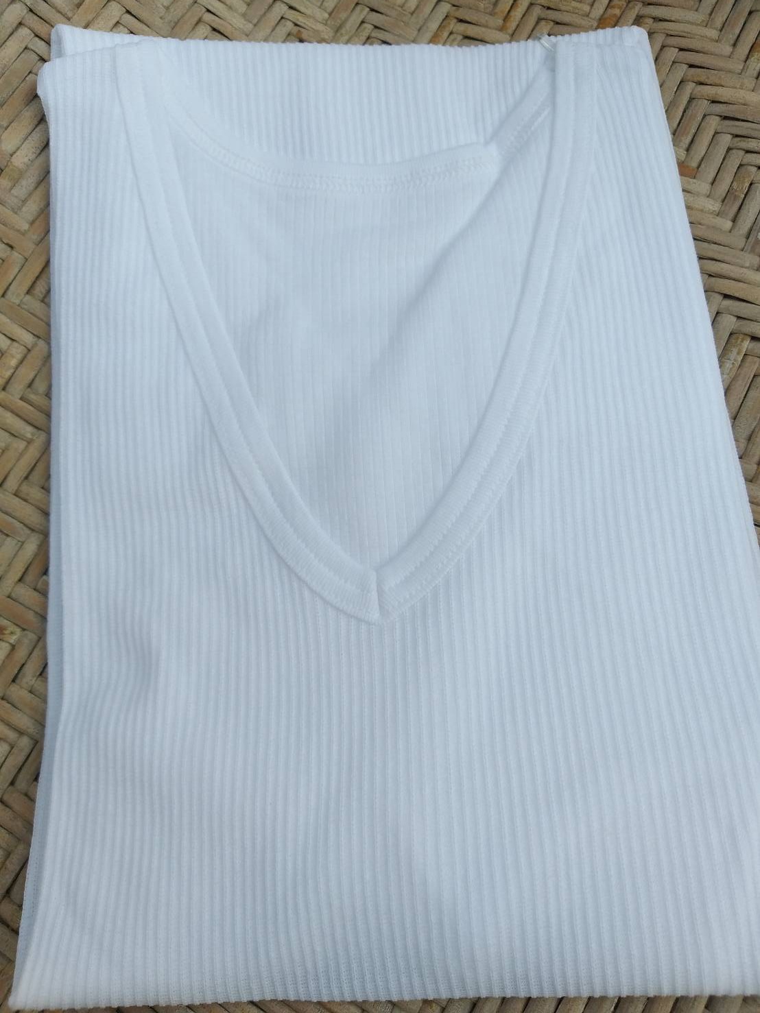 เสื้อยืดแขนสั้นชาย สีขาวคอแหลม ไซด์M