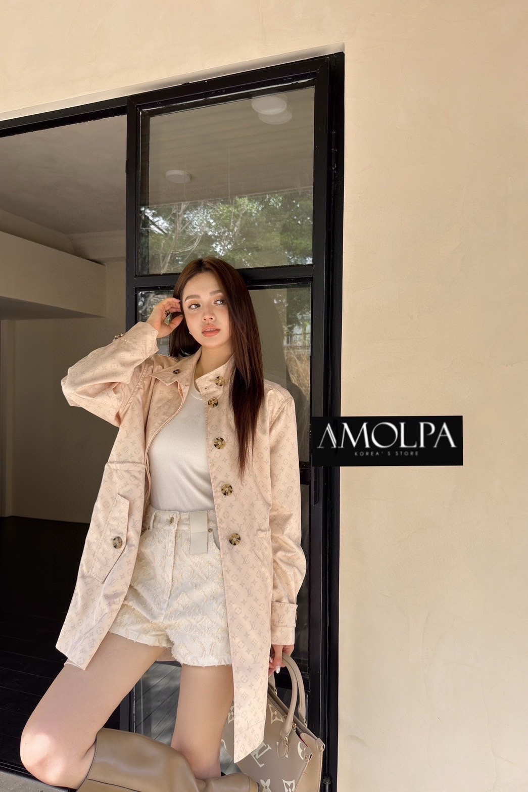 โค้ชตัวยาว MONOGRAM TOILE TRENCH COAT LOUIS VUITTON SS24 งานHIEND สุดๆ ห้ามพลาด งานดีสุดๆ ค่ะ ใส่แล้วสวย หรู ไฮโซ มาก : สินค้าคุณภาพ (พร้อมส่ง)