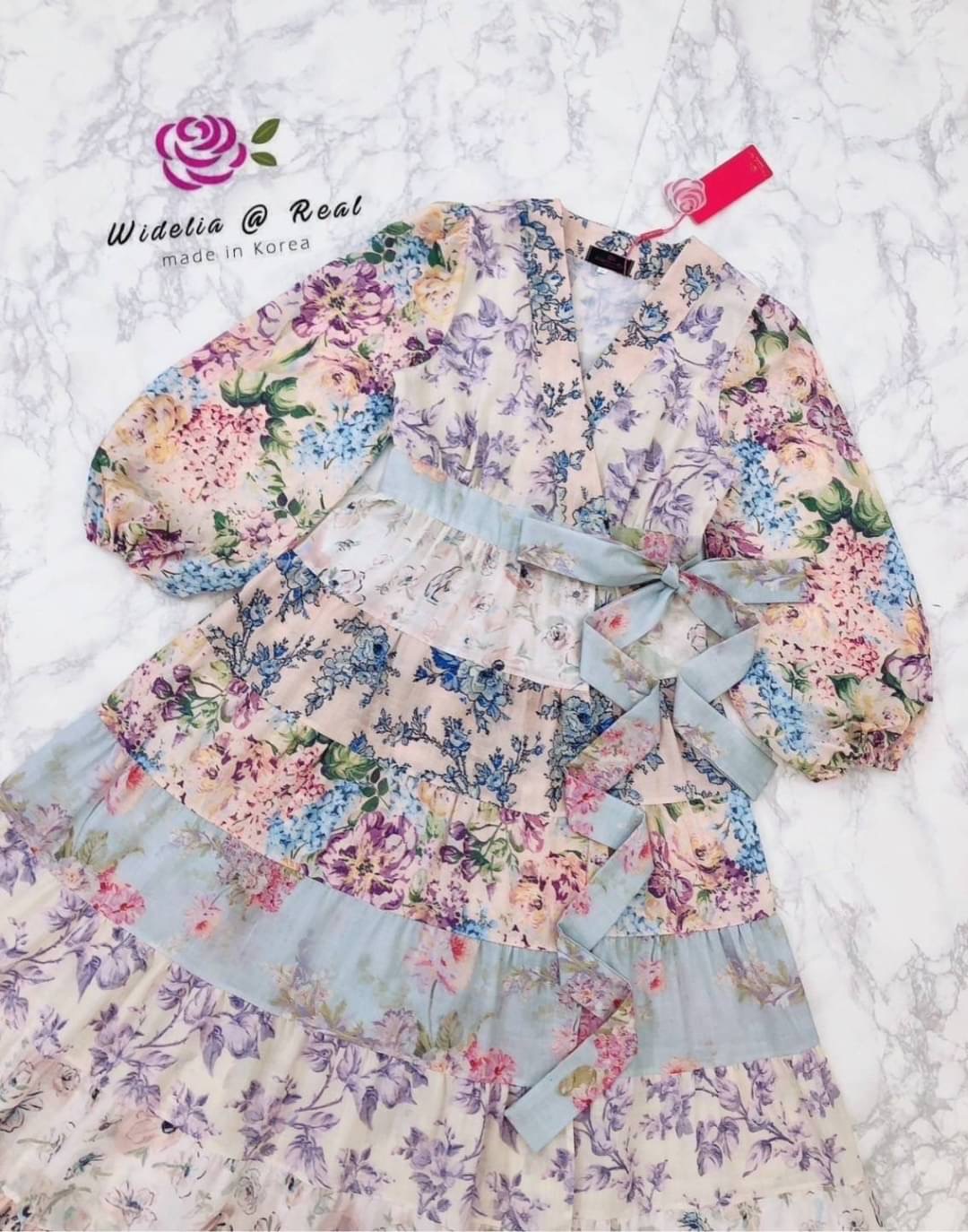 Dress :: เดรสตัวยาวสวยทรงดี คอวีเก๋ ท่อนแขนพองเป็นทรงสวย ทรงป้ายไขว้ผูกโบเอวเพิ่มความกระชับ เดรสทรงเอบานพริ้วสวย ใส่สบาย สินค้าคุณภาพ (พร้อมส่ง)