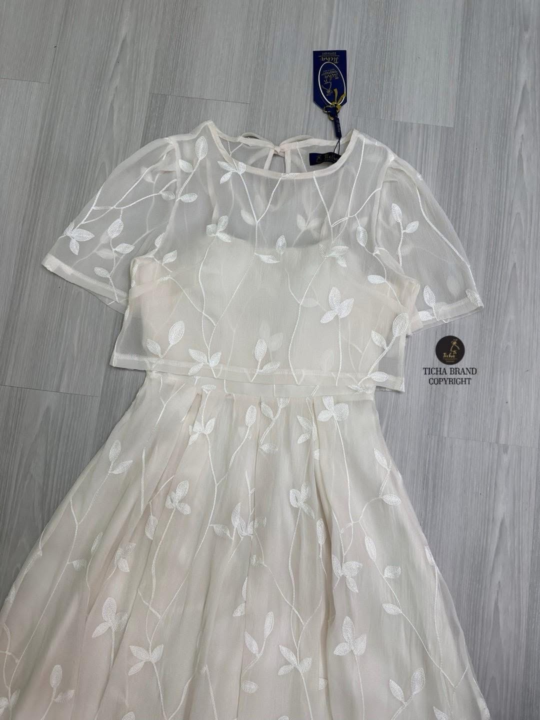 Set 2 ชิ้น สีครีมปักดอกด้ายนูน เดรสยาวสายเดี่ยวช่วงกระโปรงพองพริ้วสวย (อกเสริมฟองน้ำมีซิปหลัง) มาคู่กับเสื้อครอปตัวนอกซีทรูใสแมทส์คู่กันสวยลงตัวมากๆ งานสวย ใส่สบาย : สินค้าคุณภาพ (พร้อมส่ง)