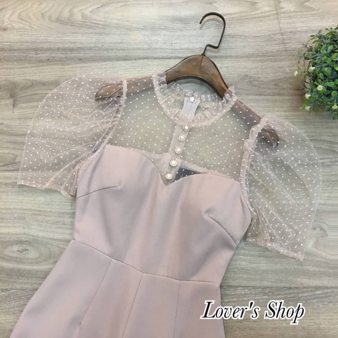 จั้มสูทแขนตุ๊กตา แอบเซ็กซี่เล็กๆ ดีเทลช่วงบนใช้ผ้ามุ้งลายจุด แต่งกระดุมมุข ทรงสวย มีซับในอย่างดี สินค้าคุณภาพ (พร้อมส่ง)