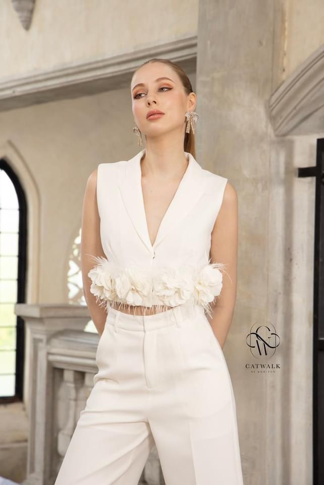 เซตครอปสูทแต่งดอกไม้ขนนกประดับมุก +กางเกงขายาว เอวสูง ทรงสวย เนื้อผ้าเกรดเอ ใส่สบาย สินค้าคุณภาพ (พร้อมส่ง)