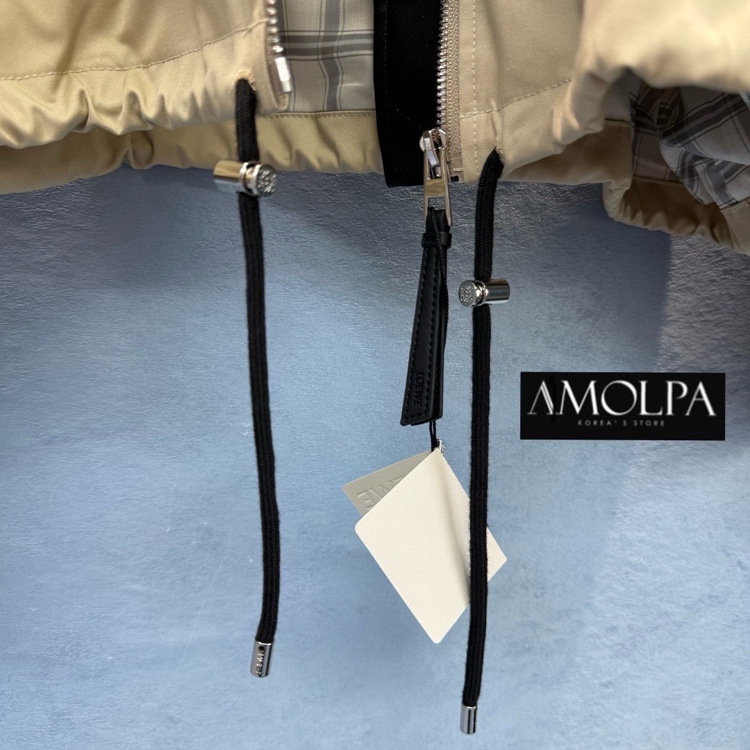 JACKET LOEWE เสื้อเป็น JACKET LOEWE ซิปหน้า ปั้มอะไหล่หัวซิป ซับลายLOEWE หลังแต่งแผ่นหนัง LOEWE งานใส่สบายมาก ใส่สบาย : สินค้าคุณภาพ (พร้อมส่ง)