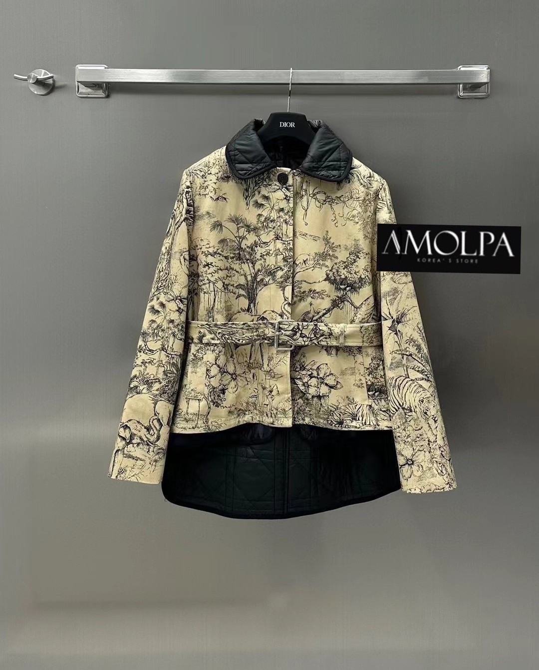 SET 2 PCS TREND COAT Signature แบรนด์ CD ตัว JACKET เป็นกั๊กนวมสวยๆ มาพร้อมโค้ชตัวยาว สวยยยหรูดูแพง: สินค้าคุณภาพ (พร้อมส่ง)