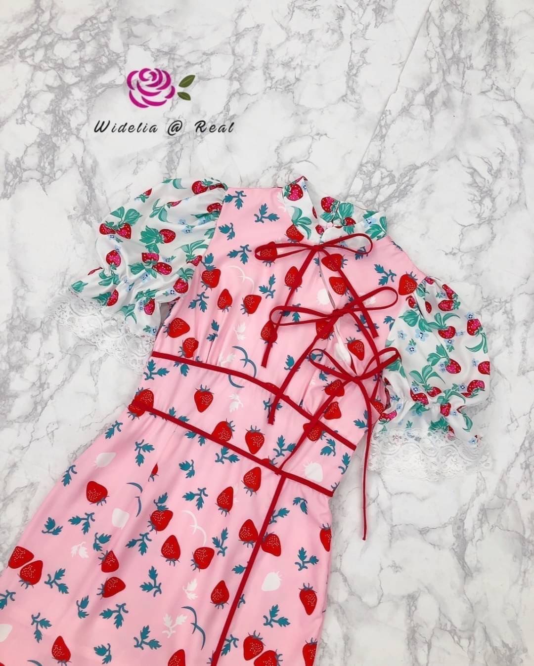 Dress เดรสกี่เพ้าตัวยาวแสนสวยช่วงแขน พองสลับสี ตัวเดรสกุ๊นขอบแดง ชายเดรสผ่าข้าง ใส่สบาย สินค้าคุณภาพ (พร้อมส่ง)