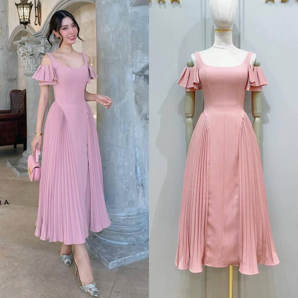 เดรสดีไซน์สายเดี่ยว แต่งดีเทลช่วงแขน ตัวเดรส ใช้ผ้าเนื้อผ้า เกรดพรีเมี่ยมทั้งตัว เนื้อผ้ามีคุณภาพ ใส่แล้วเก็บทรงดูหุ่นเพรียว แต่งดีเทลอัดพลีทด้านข้างทั้งสองข้าง งานมีซับใน งานซิปหลัง ใส่สบาย : สินค้าคุณภาพ (พร้อมส่ง)