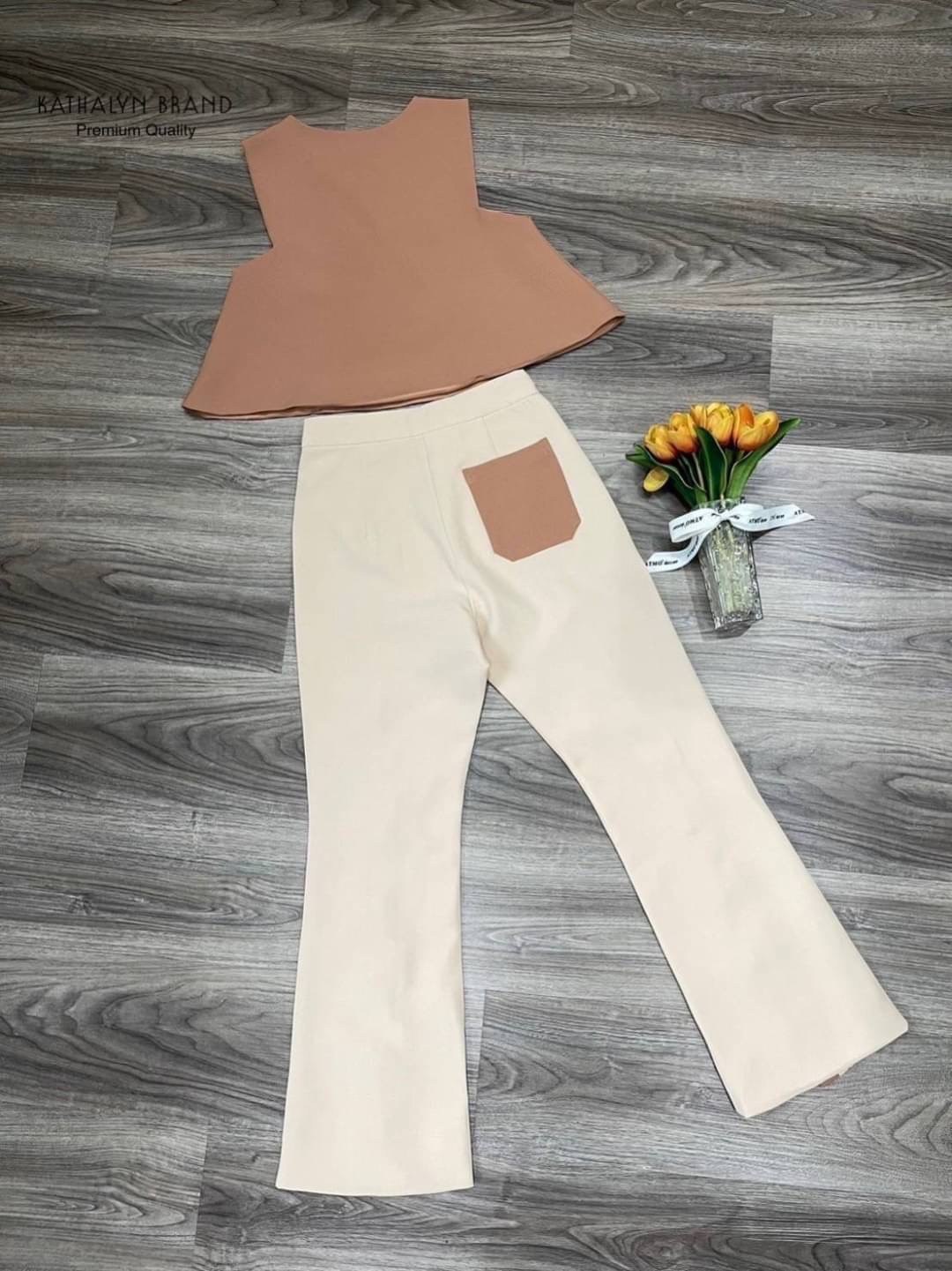 set เสื้อครอปแขนกุด คอวีแบบซ้ายทับขวา ทรงพอดีตัว สีสวยขับผิว มาคู่กับ กางเกงขายาวเอวสูง ปลายขาแต่งกระดุมเพิ่มความเก๋ สินค้าคุณภาพ (พร้อมส่ง)