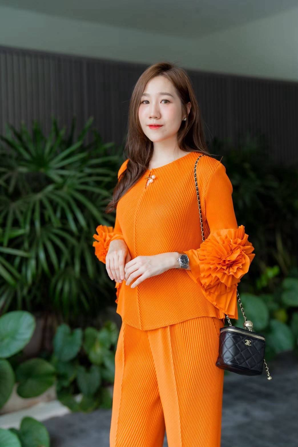 ชุดเซตผ้าอัดพลีท Premium เสื้อแขนยาวคอวาย แต่งเข็มกลัดให้เกร๋ๆ+ กางเกงเอวยางสมอค ทรงกระบอก จับจีบด้านหน้ามีกระเป๋ากางเกง ใส่สบาย : สินค้าคุณภาพ (พร้อมส่ง)