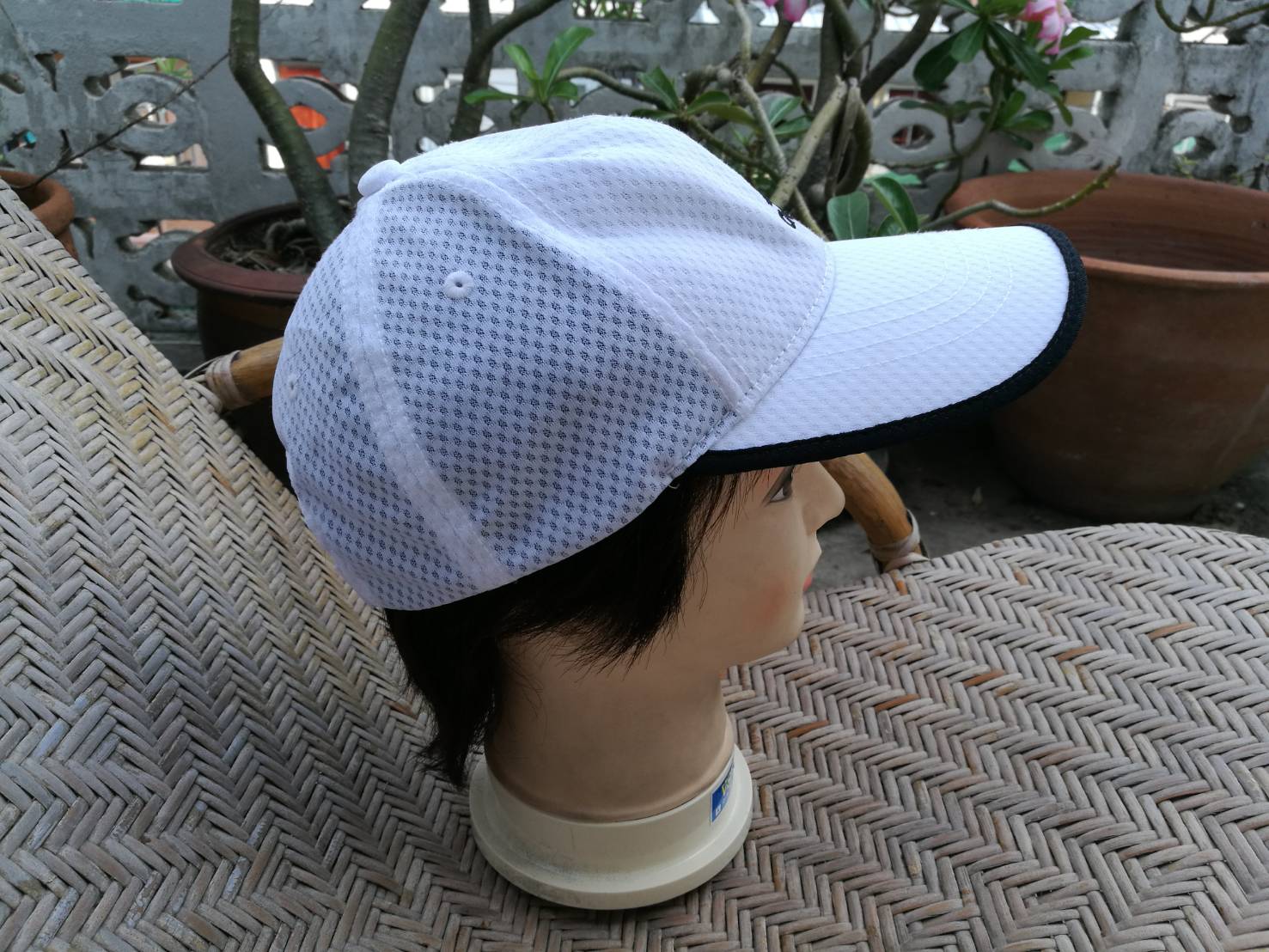 หมวกแก๊ป adidas ผ้าระบายอากาศ สีขาวสวยสะอาด