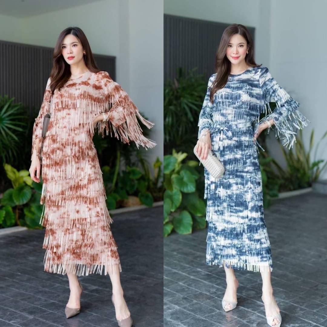 เดรสตัวยาวอัดพลีท ทรงคอกลม ดีเทลแต่งพู่ให้ดูฟรุ๊งฟริ๊งแน่นๆ ทั้งช่วงลำตัว และพิเศษช่วงแขน เพิ่มเข้าไปอี้ก ใส่สบาย : สินค้าคุณภาพ (พร้อมส่ง)