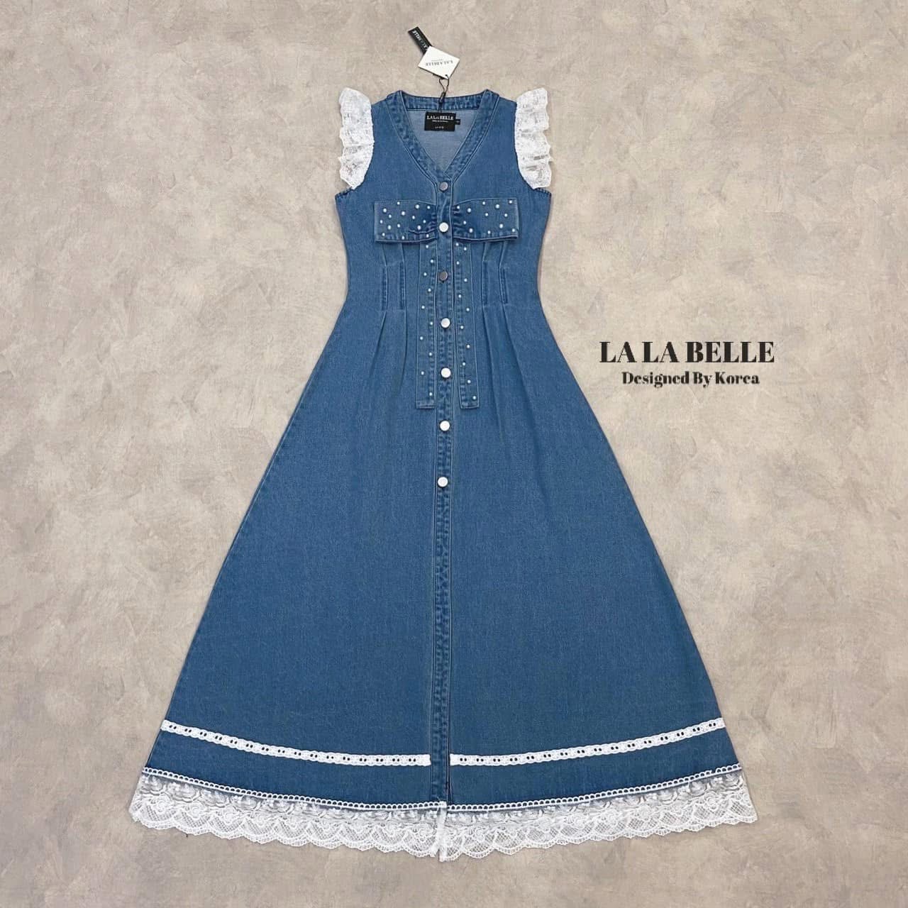 แม็กซี่เดรสยีนส์ฟอกทรงสวยคอวีแขนระบายลูกไม้อกแต่งโบว์ใหญ่ตอกมุขช่วงโบว์เอวเข้ารูปเข้าทรงเก็บเอวให่อย่างดีกระโปรงยาวใช้ผ้าเยอะมากชายกระโปรงแต่งลูกไม้ ใส่สบาย : สินค้าคุณภาพ (พร้อมส่ง)