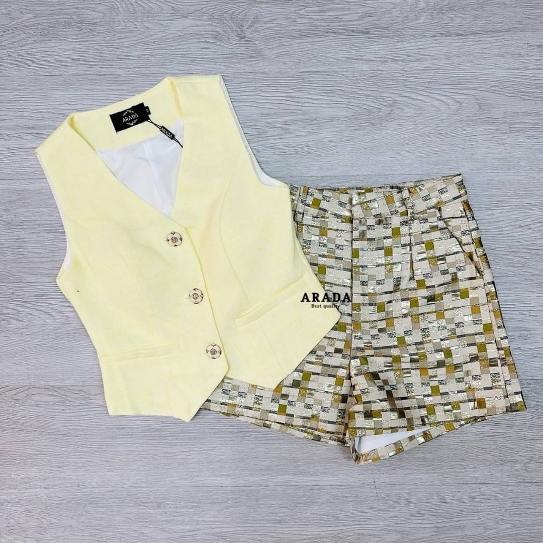 Set เสื้อผ้าทวิสสีเหลืองเฉดกลาง เสื้อเสริมฟองน้ำมีซับใน งานกระดุมหน้าทรงดอกไม้ มาพร้อมกางเกงขาสั้นงานผ้าทอลายตาราง ใส่สบาย : สินค้าคุณภาพ (พร้อมส่ง)