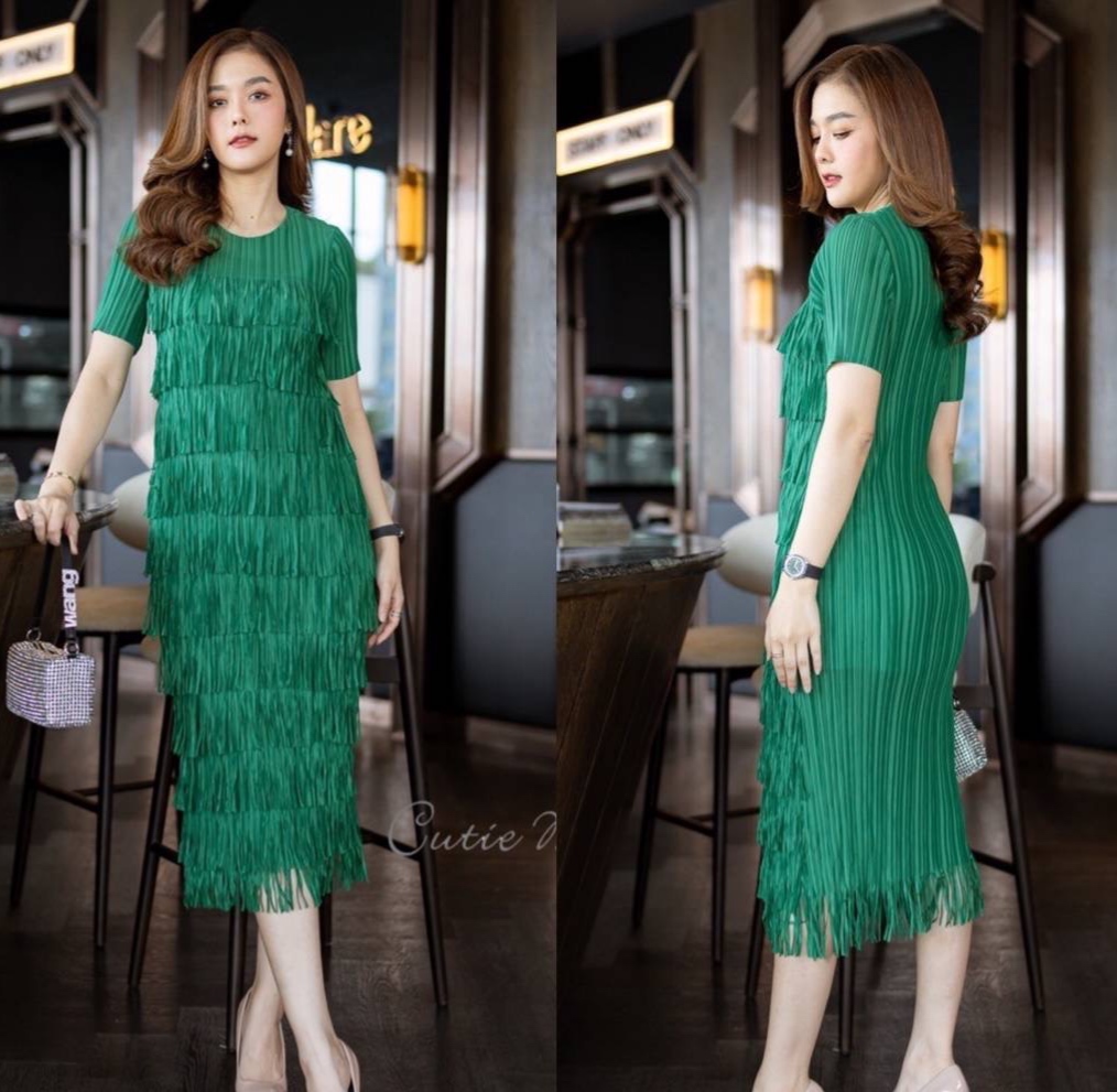 เดรสผ้าอัดพลีท Premium งานแต่งดีเทลด้วยพู่เป็นชั้นๆ ผ้ายืดหยุ่นได้ทั้งตัว ทรงชุดเข้ารูป ใส่สบาย : สินค้าคุณภาพ (พร้อมส่ง)