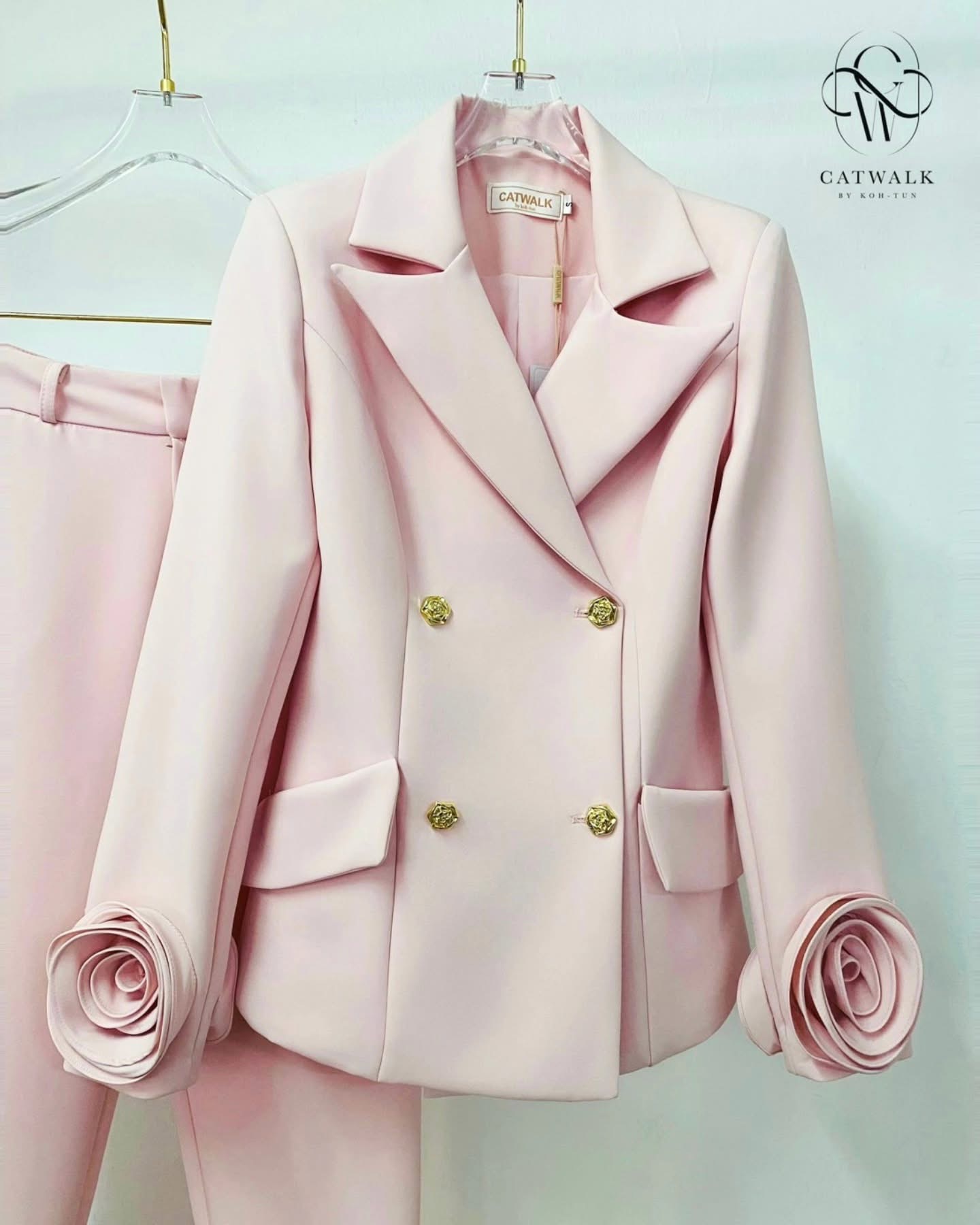 Set BLAZER แต่งแขนดอกไม้ เนื้อผ้าสวย ตัวBLAZER เป็นทรงเข้ารูป ปลายแขนแต่งด้วยดอกไม้ผ้า โดยดอกไม้ใช้ผ้าเดียวกับตัวชุดน่ารักมาก เพิ่มความโดดเด่นด้วยกระดุมกุหลาบสีทอง มาคู่กับกางเกงเอวสูงทรงขากระบอกเล็ก ใส่สบาย : สินค้าคุณภาพ (พร้อมส่ง)