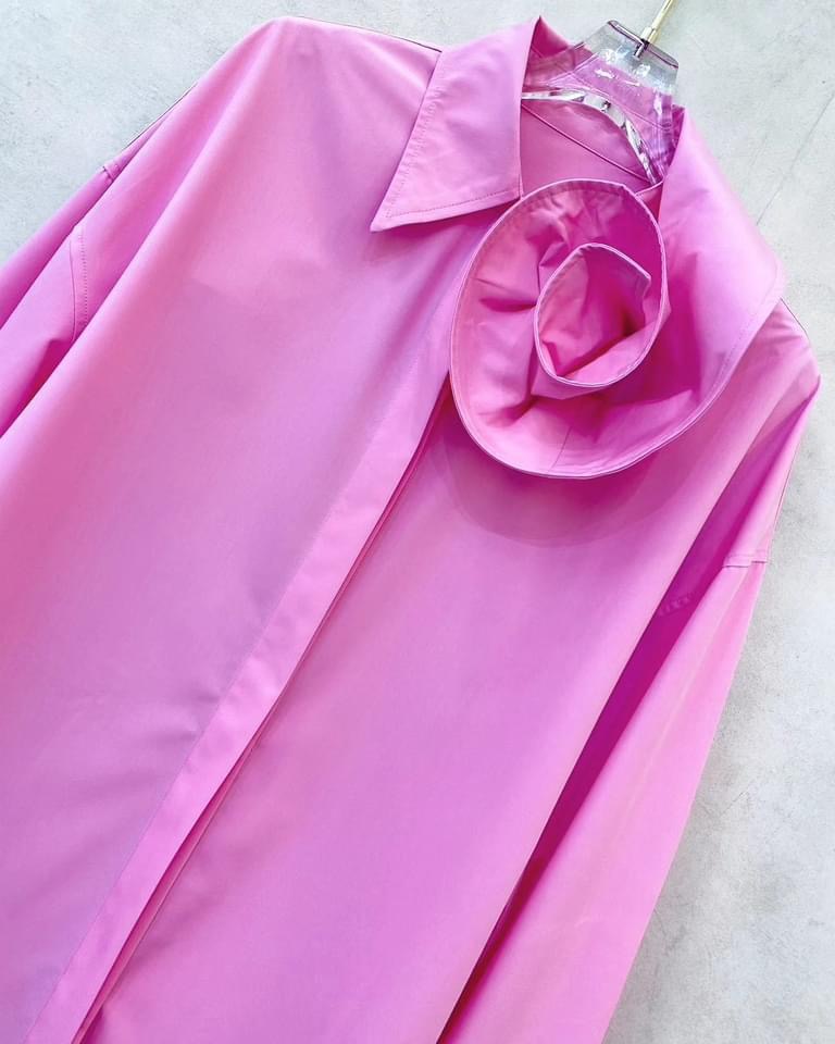 เสื้อเชิ้ตปกคอดอกไม้ ตัวเสื้อเป็นทรงปล่อยๆเท่ห์ๆ คอปกดีไซน์ให้เป็นดอกกุหลาบ ตะเข็บด้านในตัวเสื้อเย็บเก็บขอบอย่างละเอียด เนื้อผ้าเกรดเอ ใส่สบาย : สินค้าคุณภาพ (พร้อมส่ง)