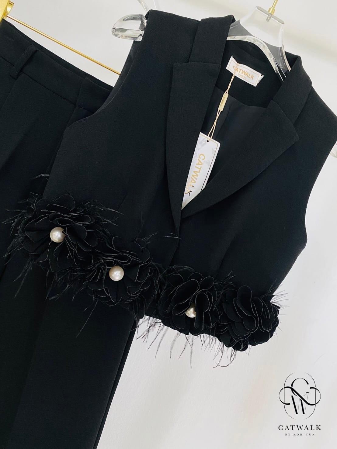 เซตครอปสูทแต่งดอกไม้ขนนกประดับมุก +กางเกงขายาว เอวสูง ทรงสวย เนื้อผ้าเกรดเอ ใส่สบาย สินค้าคุณภาพ (พร้อมส่ง)