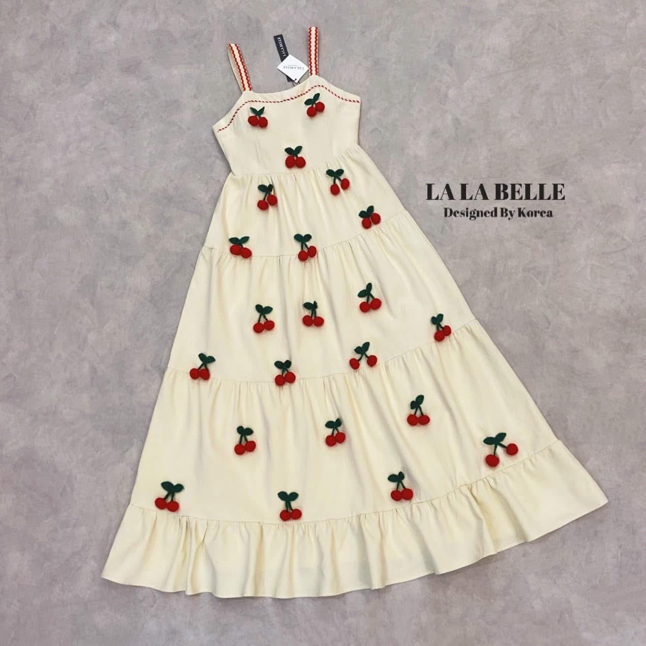 แม็กซี่เดรส ผ้าลินินอัดกาวทั้งชุดทรงสายเดี่ยวอกเสริมฟองน้ำแน่นๆสีโทรครีมเอวเข้ารูปกระโปรงระบายชั้นแต่งขอบสายและช่วงอกด้วยขอบสีแดงมาพร้อมแต่งเชอร์รี่ถักสามดีทั้งชุดเย็บแน่นๆมีซับในอัดกาวอย่างดี ใส่สบาย : สินค้าคุณภาพ (พร้อมส่ง)