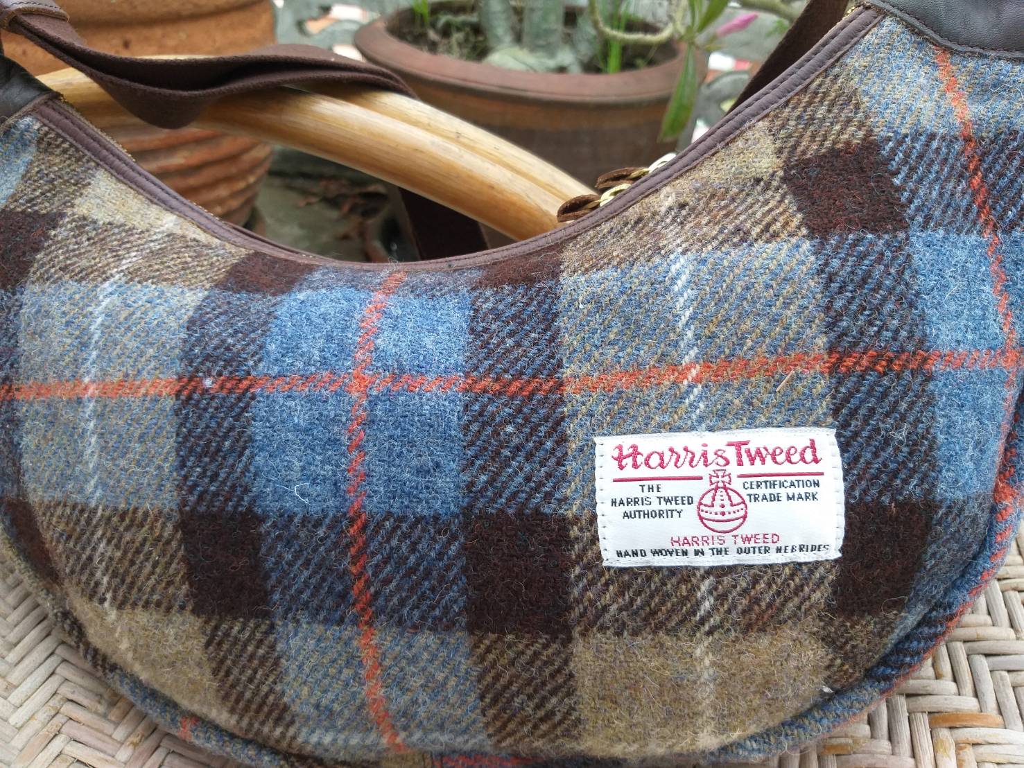 กระเป๋าสะพายผ้าขนสัตว์ HARRIS TWEED (ของใหม่)