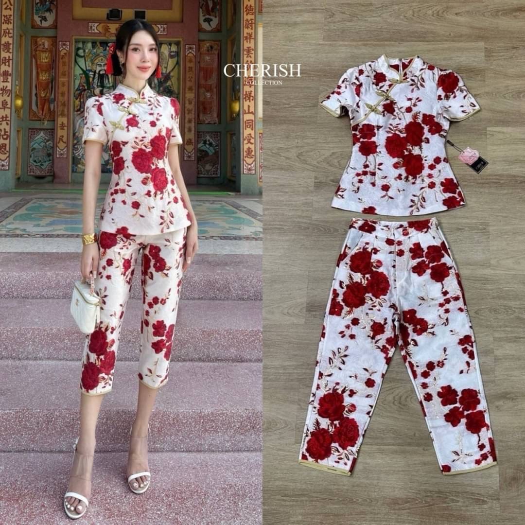 Set กี่เพ้า สุดราชนิกุล เสื้อคอจีนเข้าทรงผ้าทอลายดอก กุหลาบสุดคลาสสิค เล่นโทนสีดูแพงโดดเด่น มีเสริมอหและซับในตัว กางเกงทรงหกส่วนมา พร้อมกระเป๋าใช้งานได้จริง ใส่สบาย : สินค้าคุณภาพ (พร้อมส่ง)