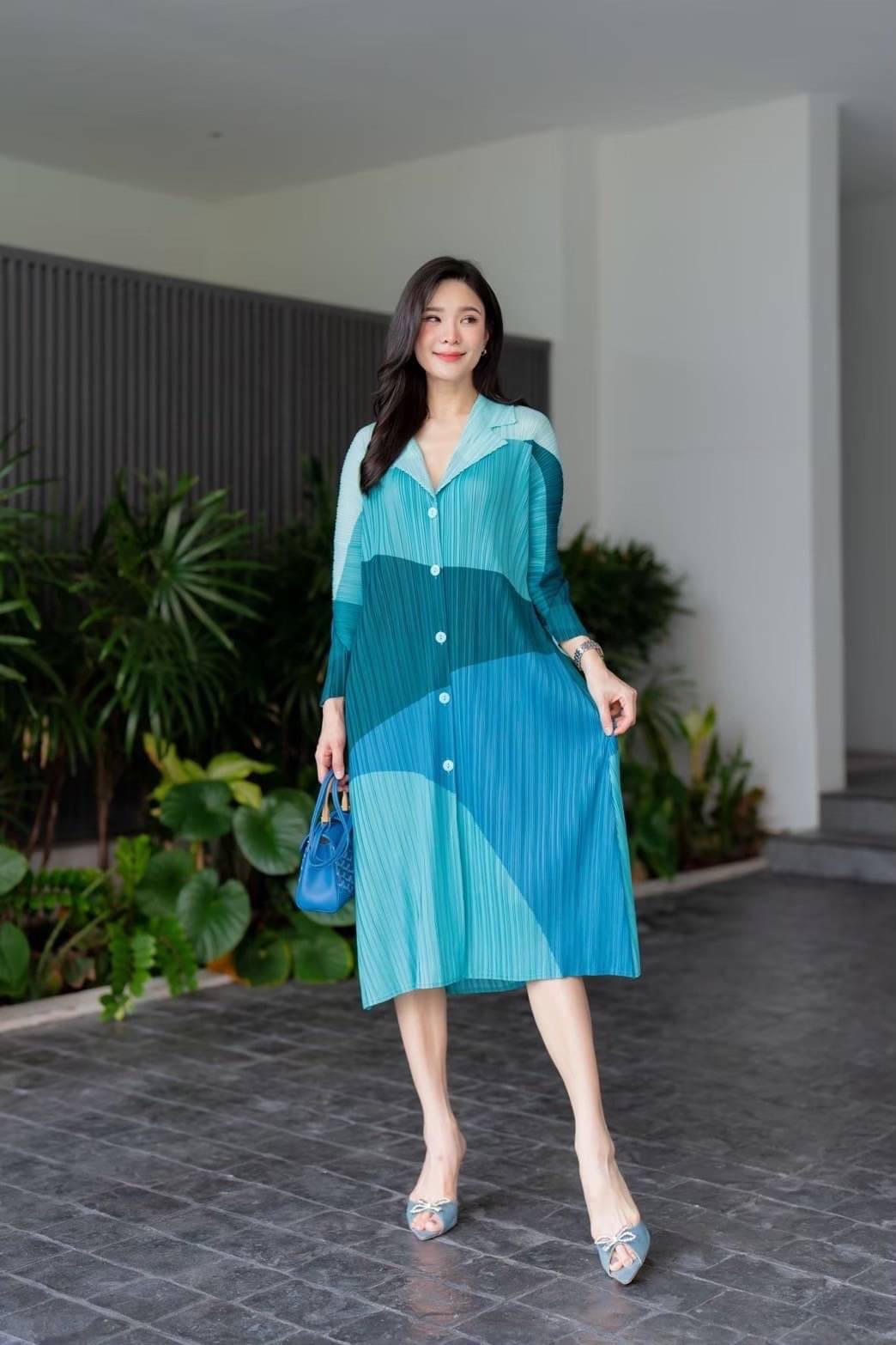 มินิเดรสอัดพลีท คอปกสูทเล็ก กระดุมหน้า เปิด/ปิด ได้ทั้งชุด แขนพองแบบตัดต่อ ให้ดูมีมิติ ยาว 4 ส่วน งานสวย ระดับ Premium : สินค้าคุณภาพ (พร้อมส่ง)