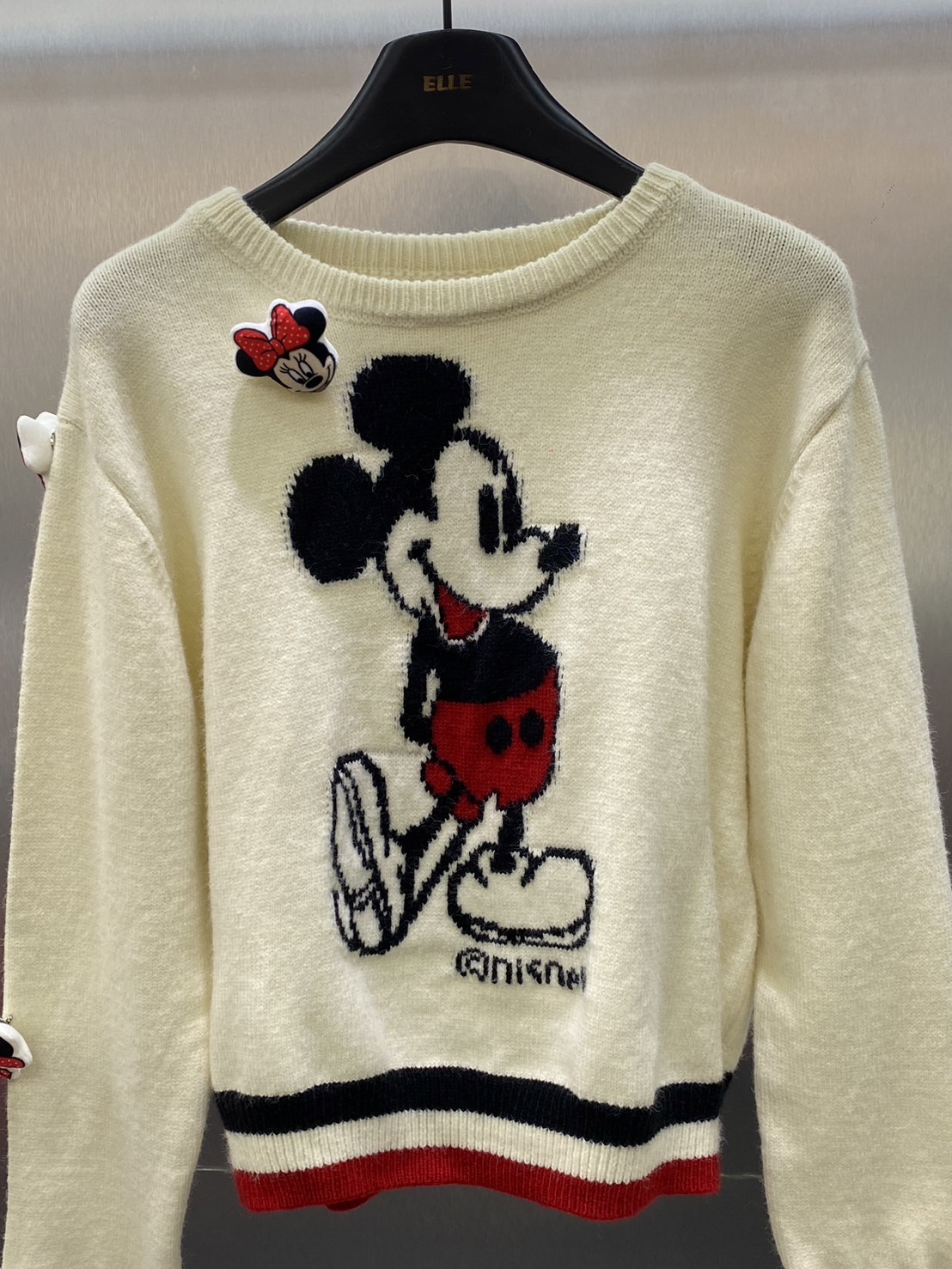 เสื้อสเวตเตอร์ผ้านิต ทอลายมิกกี้ แต่งเข็มกลัดมินนีีตามแขน ใส่สบาย : สินค้าคุณภาพ (พร้อมส่ง)