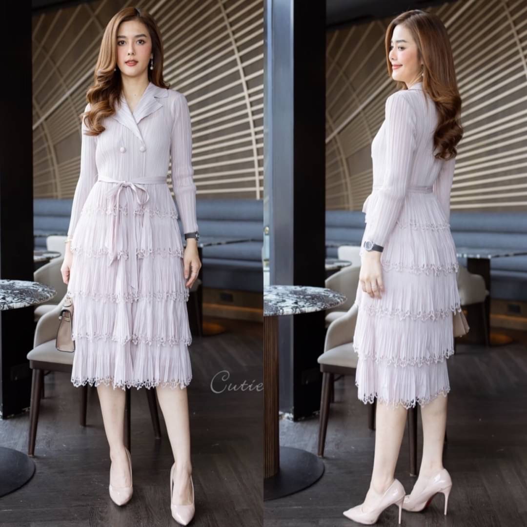 เดรสผ้าอัดพลีท มาพร้อมงานฉลุที่ปลาย กระโปรง งานแต่งดีเทลด้วยพู่เป็นชั้นๆ ปกคอเทเลอร์ มาพร้อมเชือกผูก ชุดยืดหยุ่น ได้ทั้งตัว ทรงชุดเข้ารูป ใส่แล้วดูดี งานสวย เรียบหรูค่ะ ใส่สบาย สินค้าคุณภาพ (พร้อมส่ง)