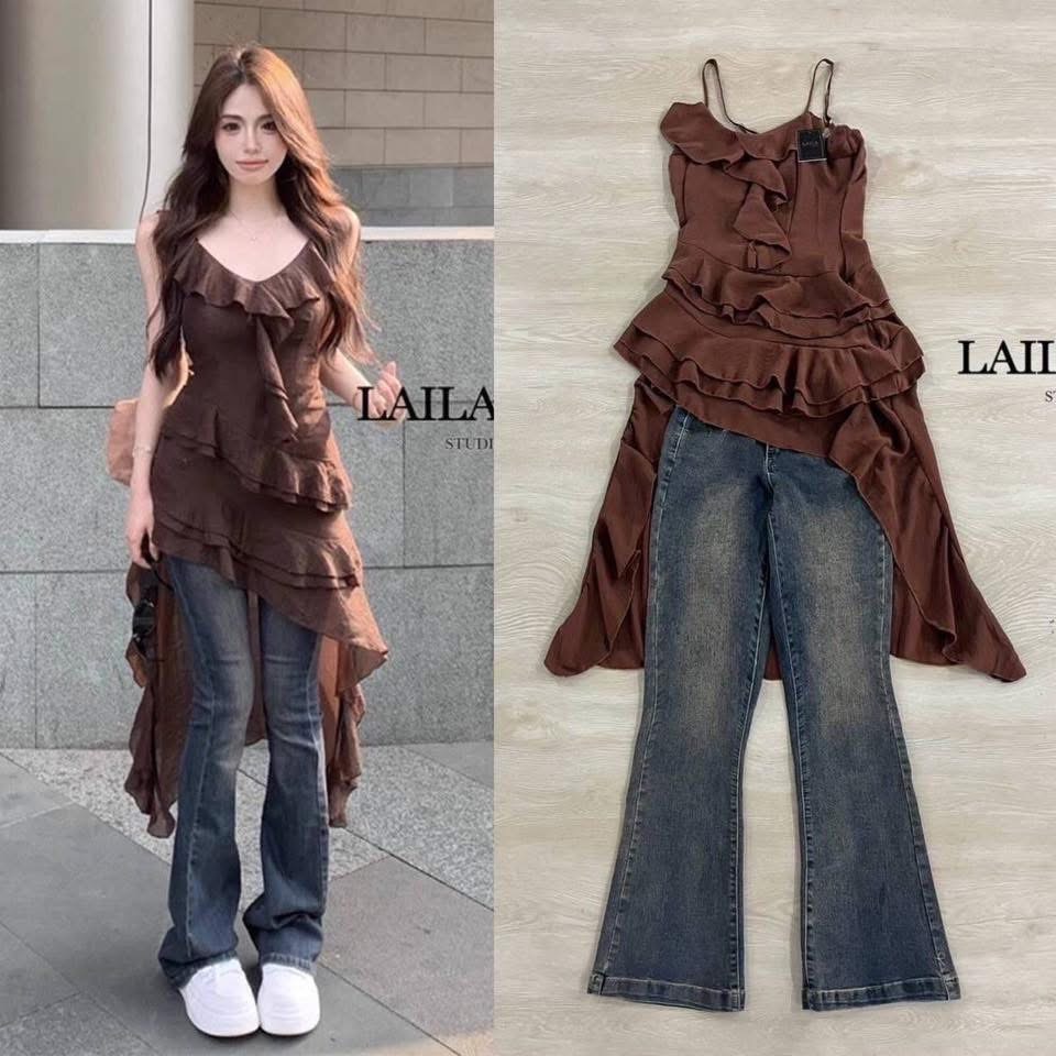 Set เสื้อ+กางเกง เสื้อทรงสายเดี่ยวกรึ่งเดรส สายสามารถปรับได้คะ มาโทรนสีน้ำตาลแต่งระบายหน้าทรงเฉลียงข้างปล่อยชายระบายพริ้วๆงานตัดต่อเย็บอย่างดี มาพร้อมกางเกงสีเข็มทรงบานขาม้านิดๆ ใส่สบาย : สินค้าคุณภาพ (พร้อมส่ง)