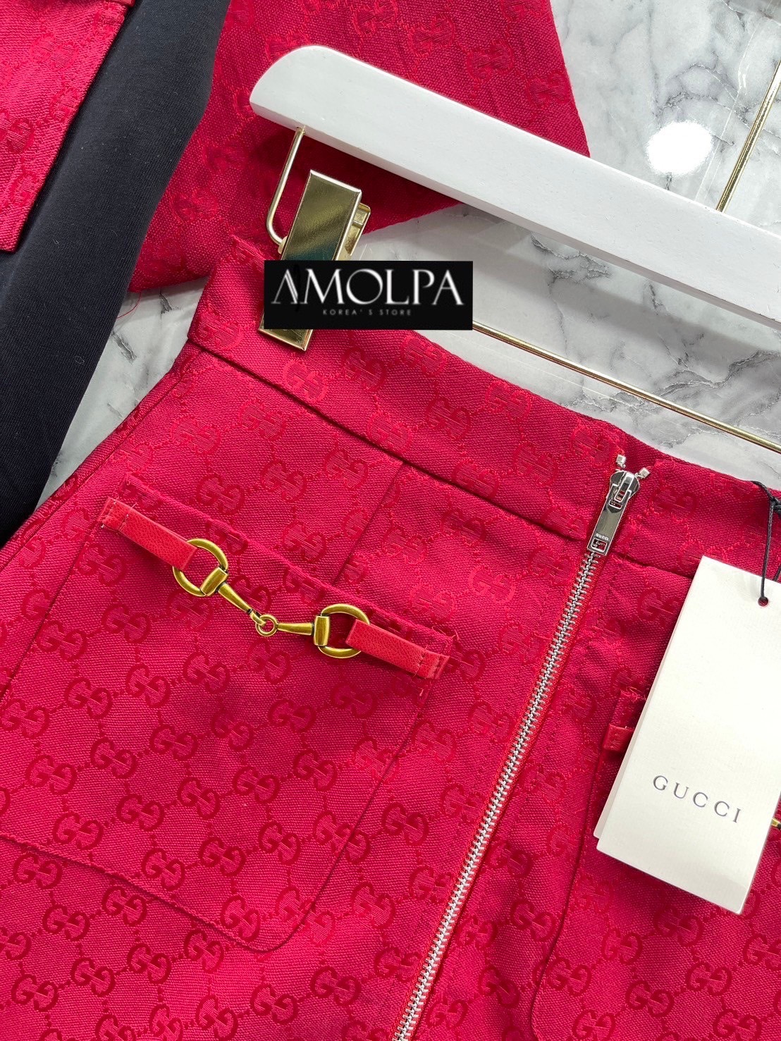 SET GG งานใหม่ 2024SS ตัวเสื้อแขนสั้นต่อแขนผ้าทอGGสีแดง แต่งอะไหล่ HORSEBIT มาพร้อมกระโปรง ผ้าทอแดงGG แต่งอะไหล่ HORSEBIT ใส่เข้ากันลง ใส่สบาย สินค้าคุณภาพ (พร้อมส่ง)