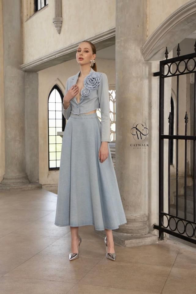 เซตเสื้อครอปยีนส์แต่งดอกไม้+กระโปรงยาวทรงย้วยรอบตัว ใส่สบาย สินค้าคุณภาพ (พร้อมส่ง)