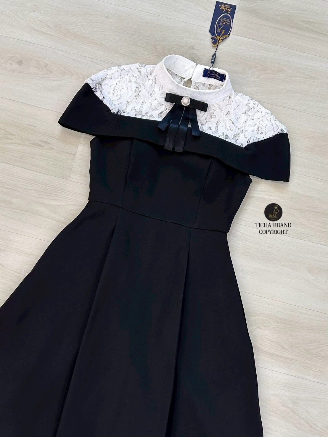 เดรสยาวสีดำคอตั้งแขนกุด ดีเทลช่วงอกแต่งผ้าลูกไม้สีขาวซีทรูคลุมไหล่ ตัวกระโปรงแต่งจับจีบคลายๆ มีกระเป๋าทั้ง 2 ใช้งานได้จริง มีชับใน +เข็มกลัดริบบิ้นโบสีดำติดมุข ใส่สบาย : สินค้าคุณภาพ (พร้อมส่ง)