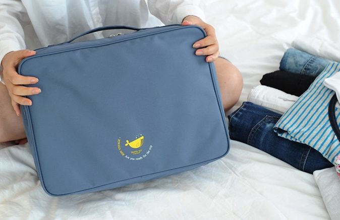 กระเป๋าจัดระเบียบเดินทาง, กระเป๋าจัดระเบียบเสื้อผ้า เสียบที่จับของกระเป๋าเดินทางได้ มีช่องใส่สองชั้นกั้นด้วยช่องตาข่าย ผลิตจากโพลีเอสเตอร์กันน้ำ