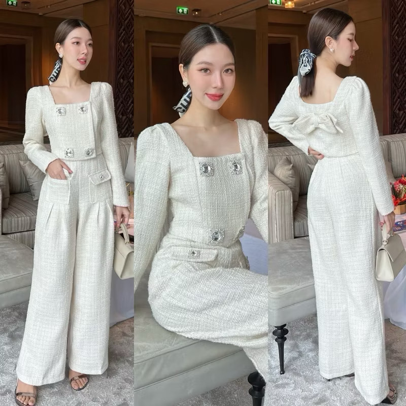 เซ็ทสูทผ้าทวิตแต่งกระดุมเพชรหรู 4 เม็ดใหญ่ด้านหน้า เสื้อด้านหน้าเปิดได้เป็นกระดุมแต๊ป ด้านหลังแต่งโบว์ใหญ่เย็บติดเสื้อ (สามารถถอดออกได้) ตัวเสื้อมีซับในทั้งตัว มาพร้อมกับกางเกงขาวยาวหรือกระบอกใหญ่ ใส่สบาย : สินค้าคุณภาพ (พร้อมส่ง)