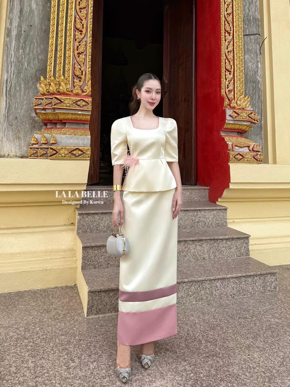 ชุดผ้าไทย ใส่เข้าวัดทำบุญ เซต2ชิ้นผ้าไหมอิตตาลีมีความเงาๆนิดหน่อยเสื้อคอเหลี่ยมแขนสามส่วนเอวเข้ารูปด้านข้างแต่งขนนกสีชมพูอ่อนๆตัดกับสีชุดครีมชายเสื้อระบายใส่คู่กระโปรงยาวทรงสอบแต่งแถบชายกระโปรงด้านหลังกระโปรงผ้ามีซับในอัดกาวทั้งชุด ใส่สบาย : สินค้าคุณภาพ