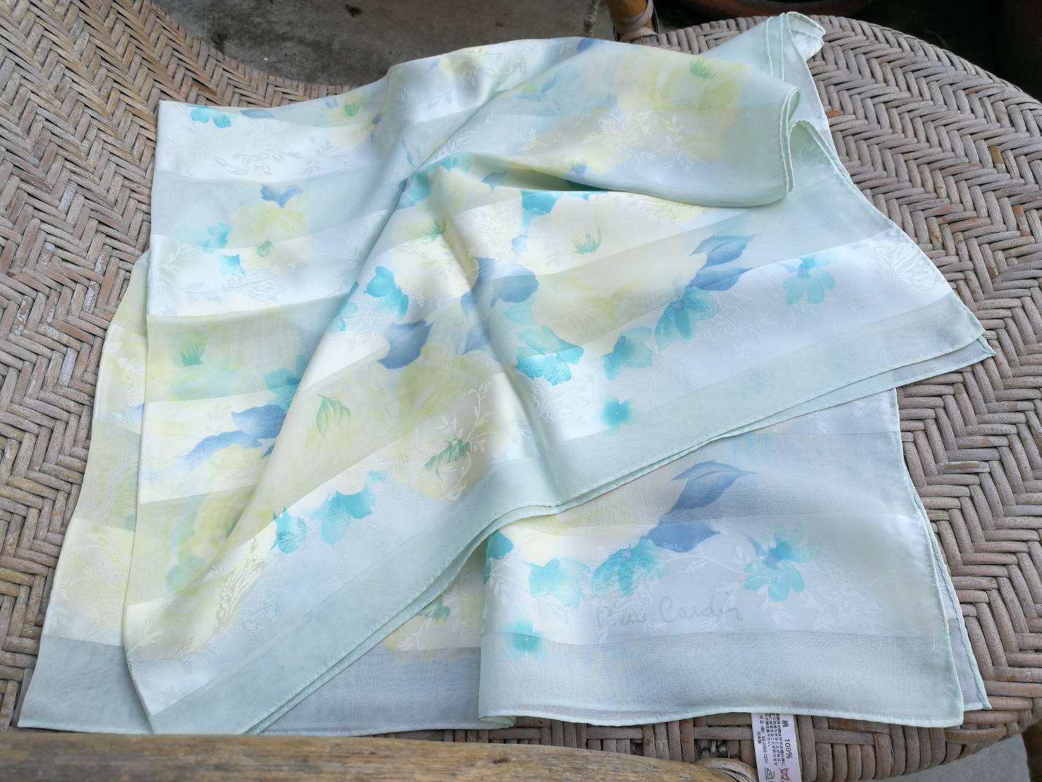 ผ้าคลุมไหล่ ผ้าผูกคอ pierre cardin 100% Silk