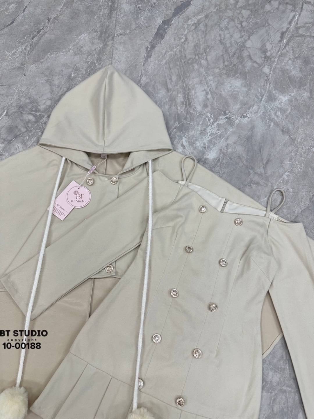 เซท 2 ชิ้น เสื้อคลุมแต่งฮูดกระดุมหน้า หน้าสั้นหลังยาวแต่งสายปอมที่ชายจ้าา แมทซ์กับเดรสสายเดี่ยวปาดไหล่แต่งแขนยาว ใส่สบาย : สินค้าคุณภาพ (พร้อมส่ง)