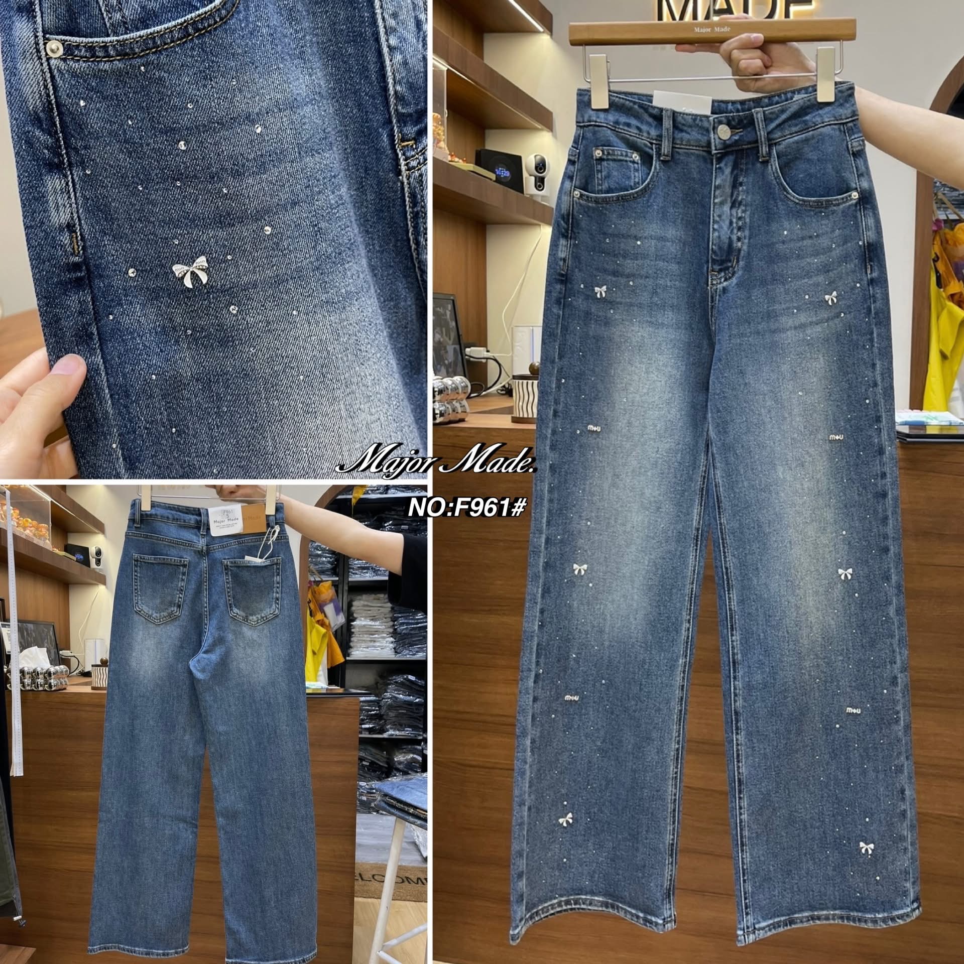 Big Size. กางเกงยีนส์ขากระบอก เอวสูง ฟอกสีสวย ดีไซน์สุดเก๋ด้วยงานตกแต่งติดอะไหล่รูปโบว์เพชร3Dที่หน้าขา2ข้าง ใส่สบาย : สินค้าคุณภาพ (พร้อมส่ง)