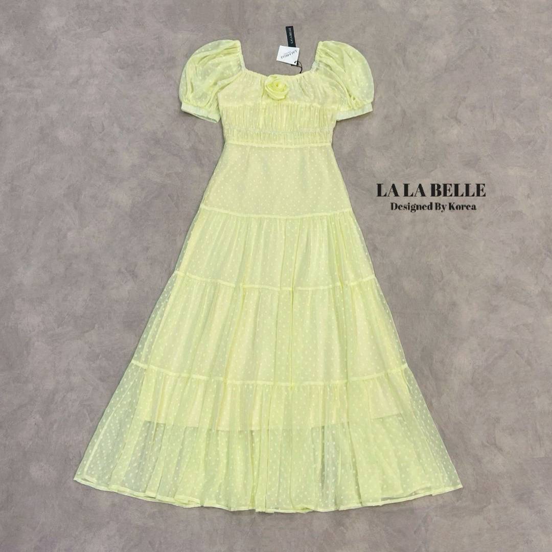 แม็กซี่เดรสตัวโปรด ทรงคอเหลี่ยมแขนตุ๊กตาแต่งดอกกุหลาบช่วงอกเย็บจับจีบช่วงตัวชุดเอวเข้ารูปเข้าทรงกระโปรงยาวเย็บจีบแน่นๆ3ชั้นมีซับในยาวตัวชุด ใส่สบาย : สินค้าคุณภาพ (พร้อมส่ง)