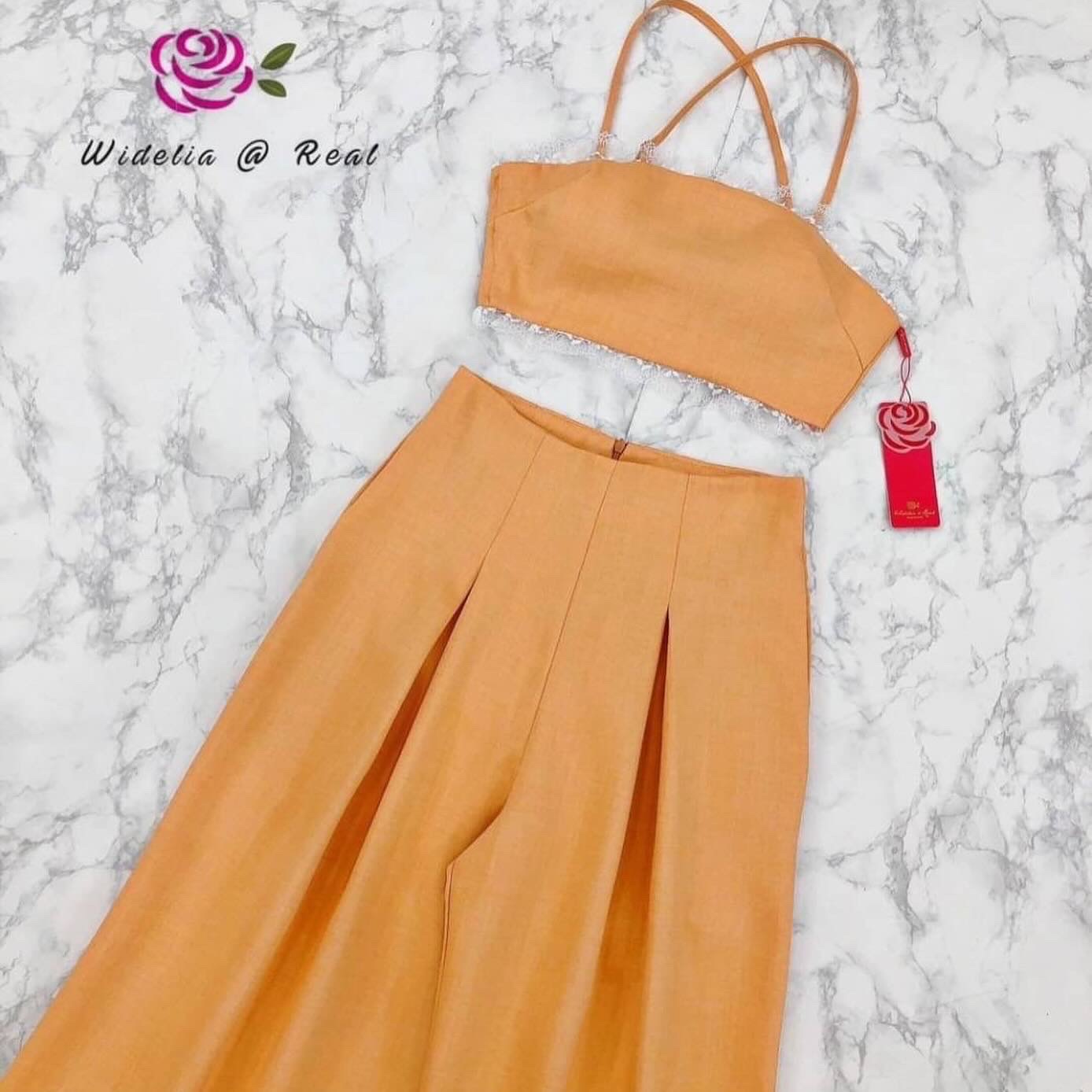 Set ::: เสื้อสายเดี่ยวตัวสั้นทรงเก๋ โฮ่งมากสำหรับเซ็ทนี้ ตัวเสื้อน่ารักเซ็กซี่กรุบ มีกิมมิคแต่งผ้าลูกไม้เล็กๆรอบตัวสวยฉ่ำ ด้าน ข้างแต่งซิป มาเข้าชุดกับกางเกงเอวสูง ทรง ตรงขากระบอก ปลายขาแต่งผ้าลูกไม้ : สินค้าคุณภาพ (พร้อมส่ง)